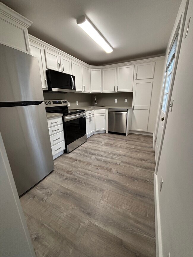 1744 Farmington Ave unit 3, Unionville, CT 06085 - photo 6