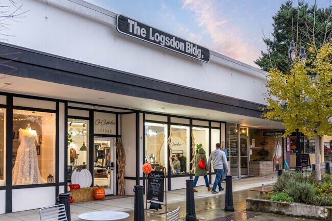 CoCapsules in Bothell offers fashion finds just minutes from Morningside.