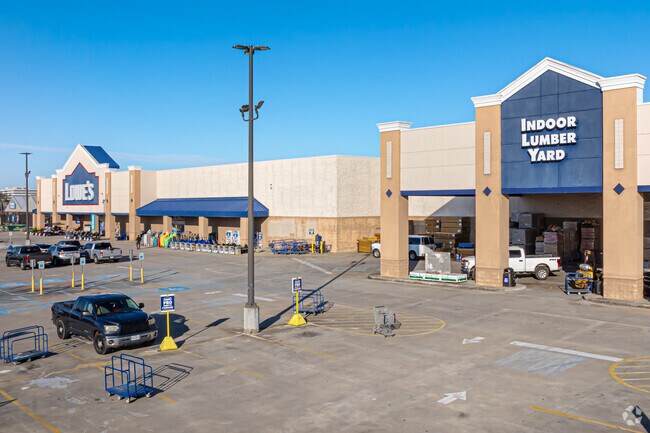 Bix box stores like Lowe’s can be found throughout Marrero.