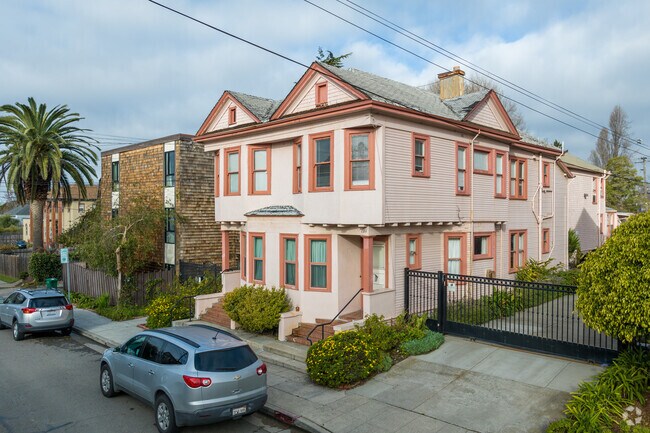 You can find many one story, ranch style homes in the Berkeley neighborhood.