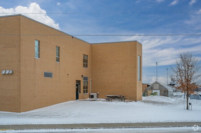 Ellsworth High School has a student-teacher ratio of 16 to 1.