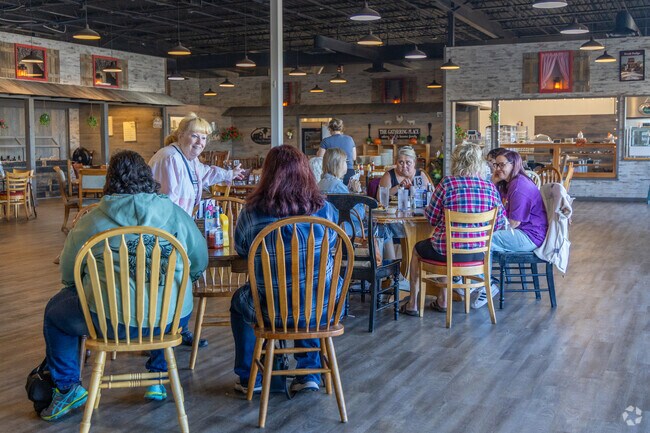 Enjoy homestyle burgers and fresh-baked desserts in Dry Ridge, at local favorite, Kellie’s Homestead.