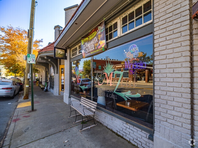 El Mezcal serves up some tasty Mexican food for lunch and dinner.