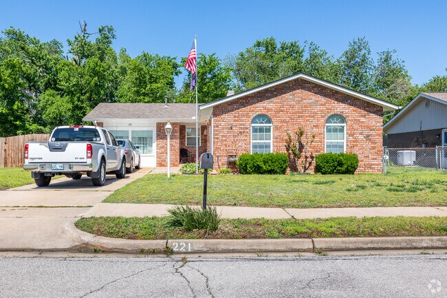 Traditional colors are among the first choice for ranch homes in Lynn Lane.