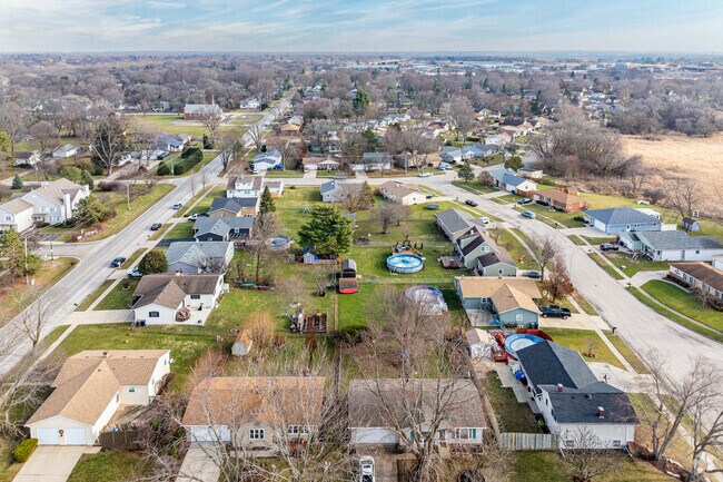 Homes in College Park McIntosh have well maintained lawns and backyards.