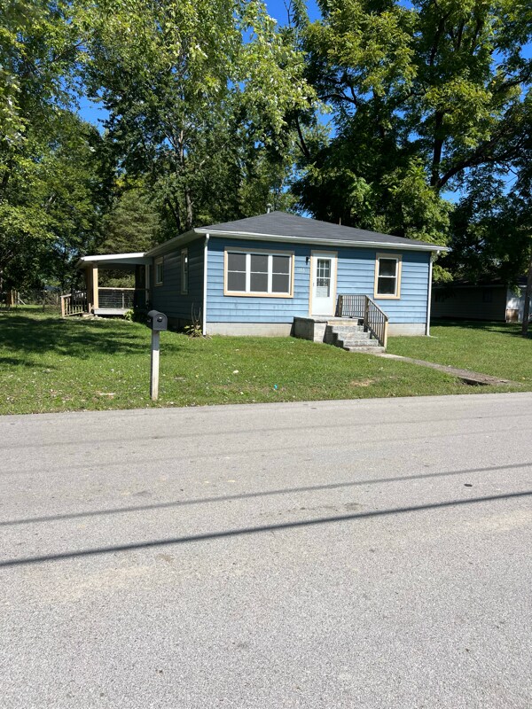 1106 W York Rd, Austin, IN 47102