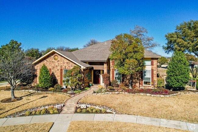 You will find luxurious one story homes in The Colony with manicured lawns.