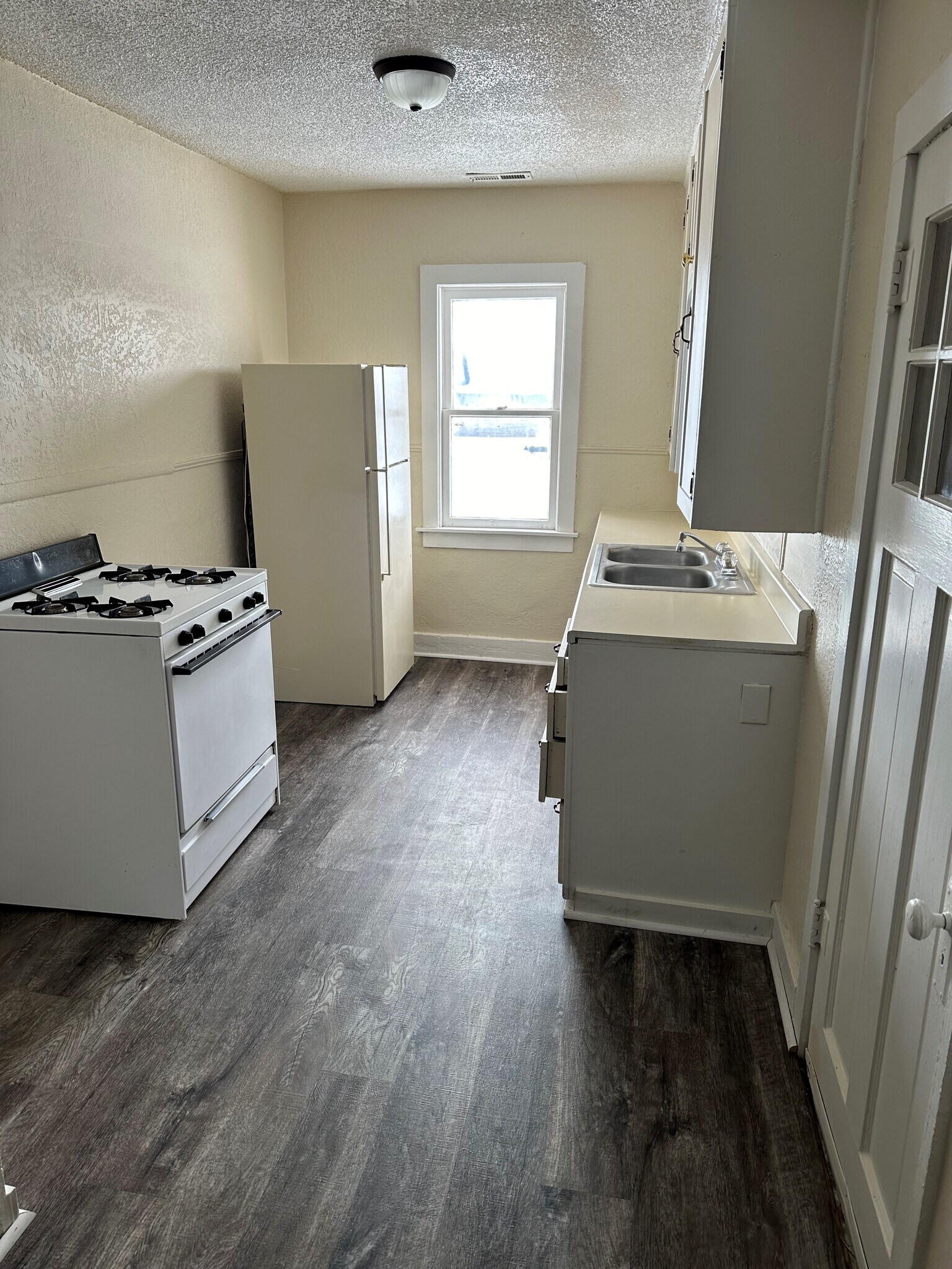 Sands Motel, Walsenburg, CO 81089 - photo 1