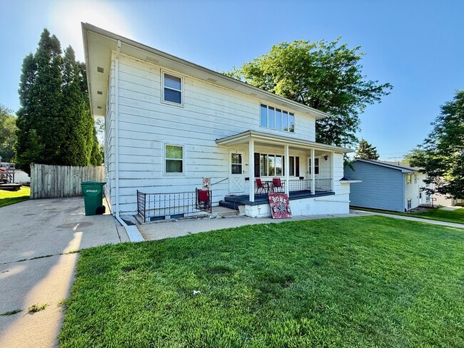 814 Cedar River Dr unit A, Waverly, IA 50677 - photo 2