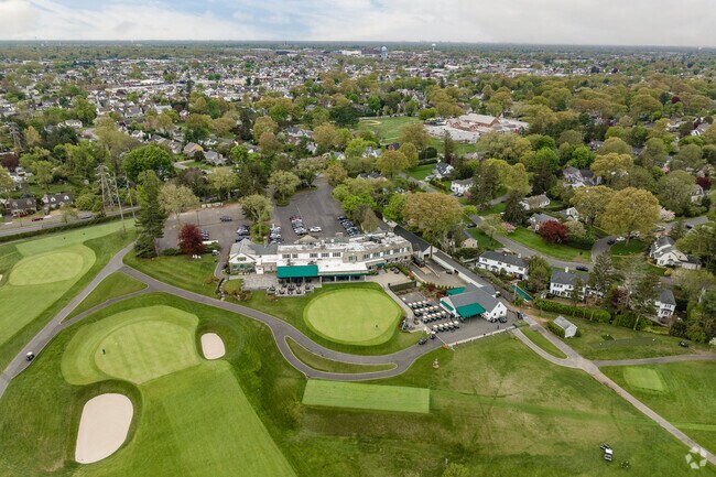 Wheatley Hills Golf Club opened in 1913 on the former Titus farm in East Williston.