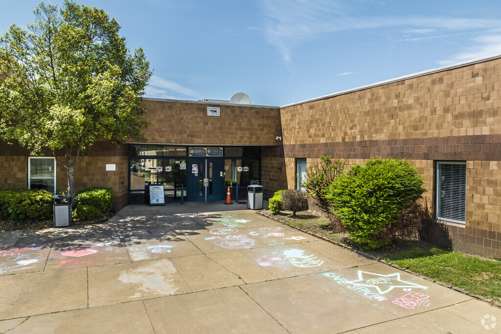 Kirby Middle School enrolls students in grades 6 through 8, in the Hickory Hill area.