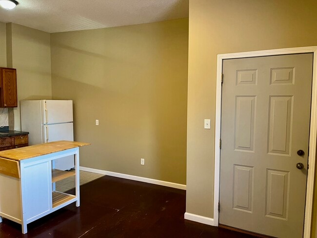 105 W Market St unit 2, Bloomington, IL 61701 - photo 3