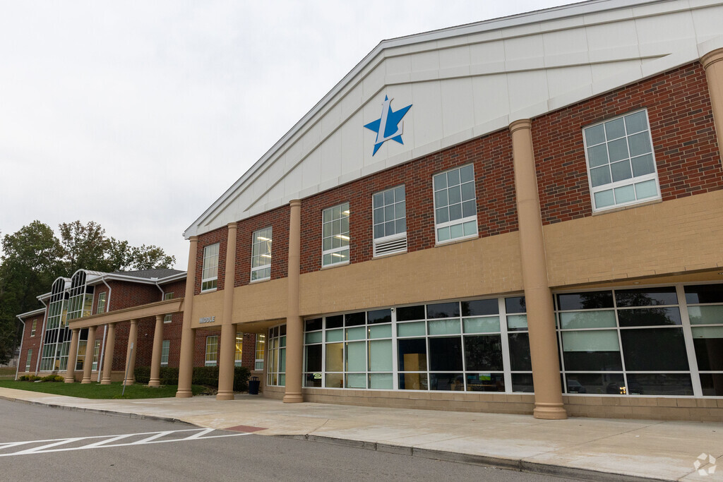 Lakeview Elementary School provides education in the neighborhood of 
Outlying Trumbull County