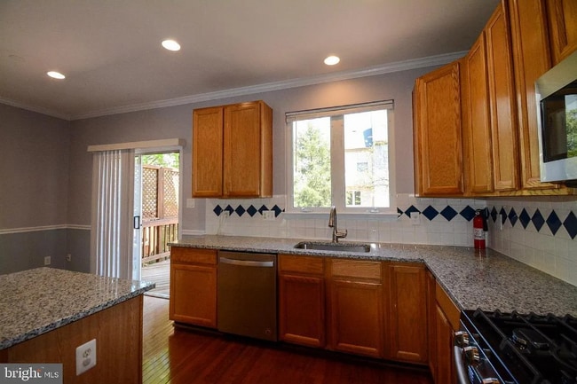 6413 Mccoy Rd, Centreville, VA 20121 - photo 7