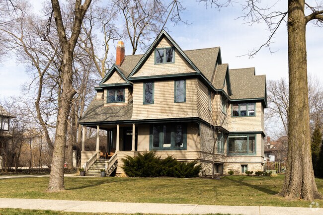 Riverside is known for its magnificent homes from the early 20th century.