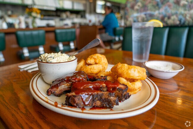 Whether you're craving breakfast or BBQ ribs, Sweetie's in Parkview got you covered.