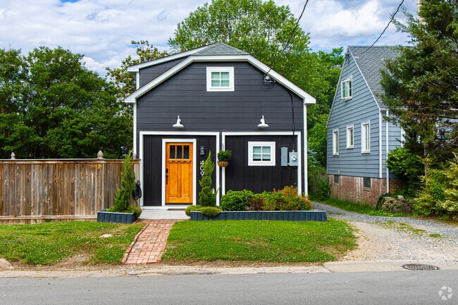 Homes in Swansboro vary in size from grandiose 4 bedrooms to tiny homes like this one.