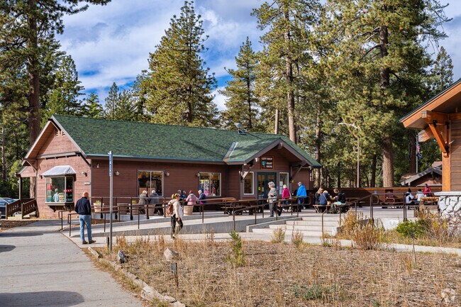 Kings Canyon National Park is a nearby attraction for residents of Orosi.