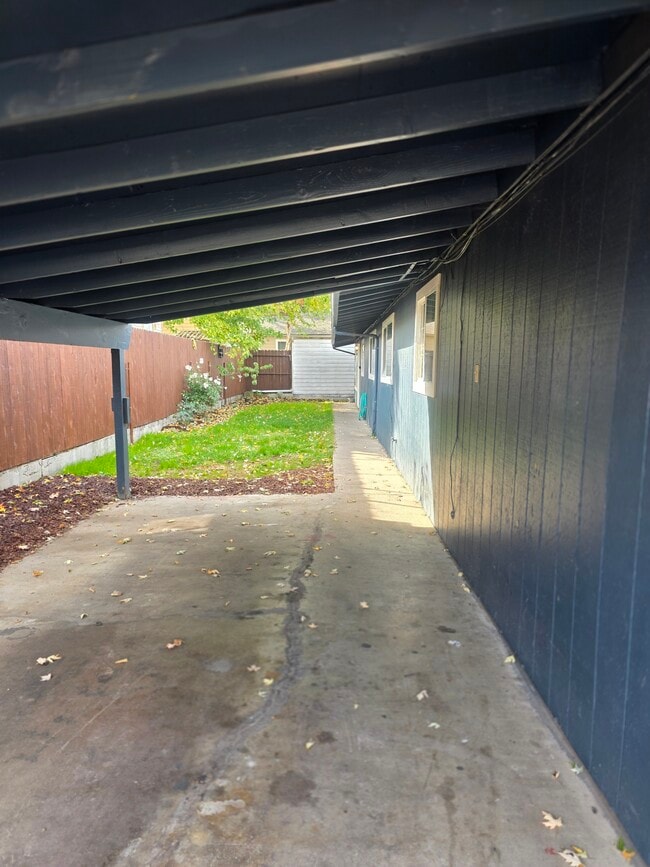 536 Hamilton St unit 536, Medford, OR 97501 - photo 2