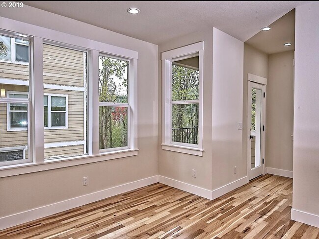 8814 N Edison St unit 8814 Unit A N. Ediso, Portland, OR 97203 - photo 4