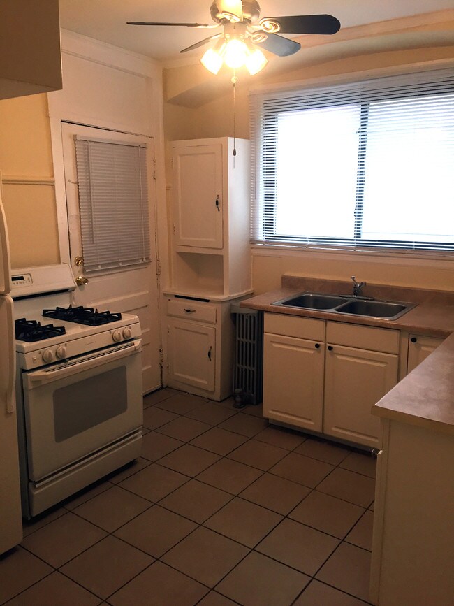 5653 N Spaulding Ave unit 3, Chicago, IL 60659 - photo 2