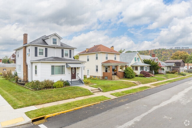 American Foursquare homes dating from the early 1900s offer space for larger families in Vanport