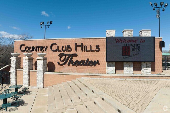 Country Club Hills Amphitheater near Chateaux-Versailles has concerts featuring popular artists.