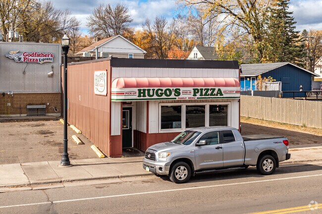 Hugo’s Pizza, near Smithville is a casual restaurant serving pizza, subs and more.