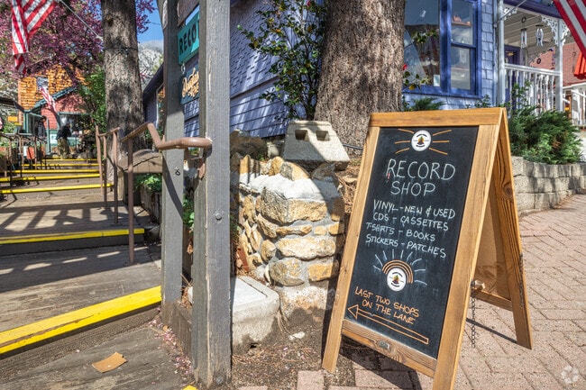 Idyllwild Mountain Park features a variety of excellent boutique shops and restaurants.