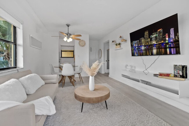 321 Wilson St unit ID1372326P, Hollywood, FL 33019 - photo 4