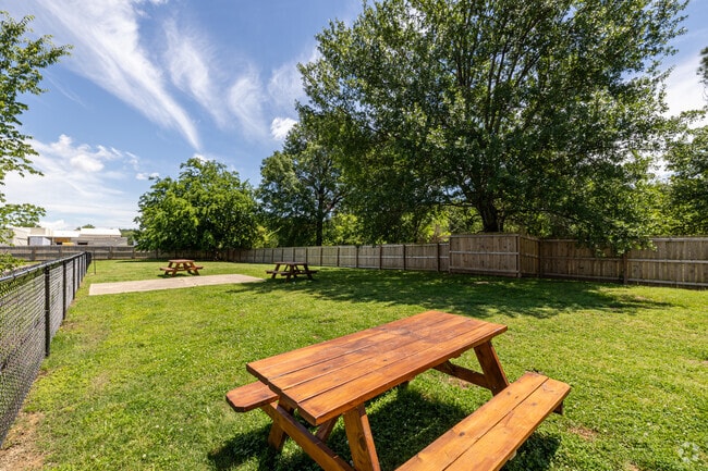 Ramsey Square: 1 & 2 Bedroom Apartments with Dog Park & Pool, Fort Smith, AR 72901 - photo 6