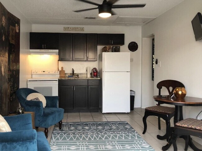 1097 Highlands Dr unit 4, Naples, FL 34103 - photo 2