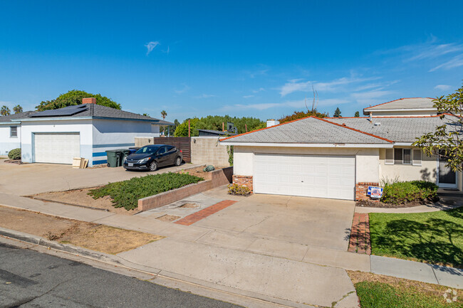 Attached garages are a common characteristic of Harborside Homes.