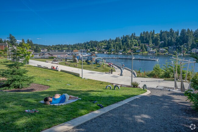 Enjoy a relaxing evening with the family at Meydenbauer Bay Park in Northwest Bellevue.