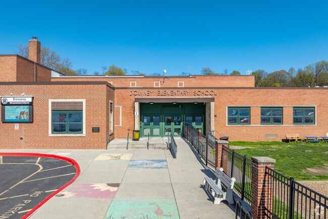 Downey Elementary School received an overall grade of C- from Niche.