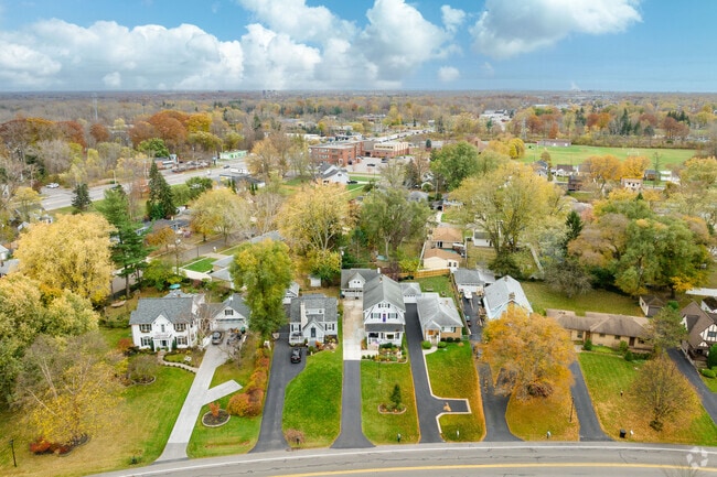 On the eastern border of Irvington Creekside is a commercial area.