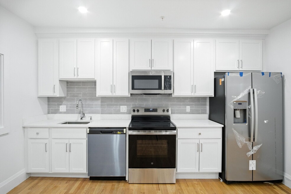 21 Regent Cir unit 5, Brookline, MA 02445 - photo 1