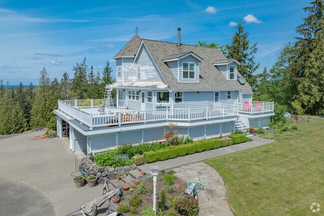 Old Hand crafted homes from the early 1900's are common in Veazie.