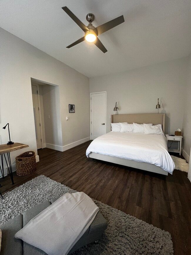 Large Bedroom w/king bed