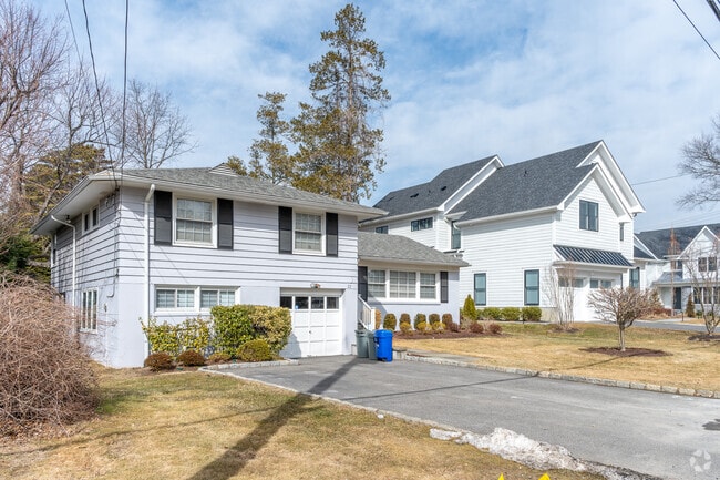 In Quaker Ridge, homes have a median build year of 2014.