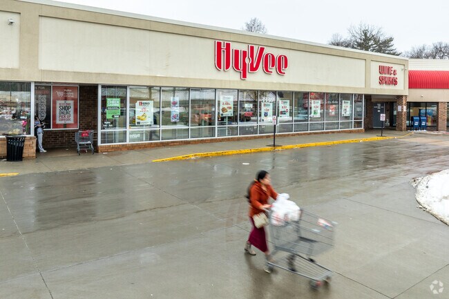 Residents have easy access to a full-service grocery store in Doudna Heights-Glen Oaks: HyVee.
