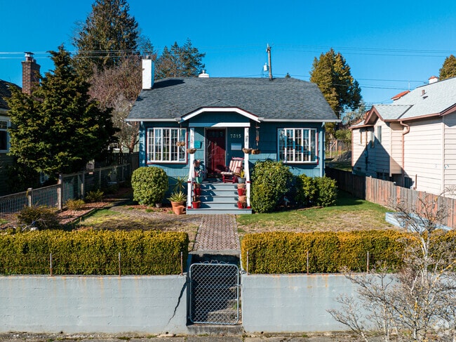 Quaint, eclectic homes in Gatewood add distinct character to the neighborhood.