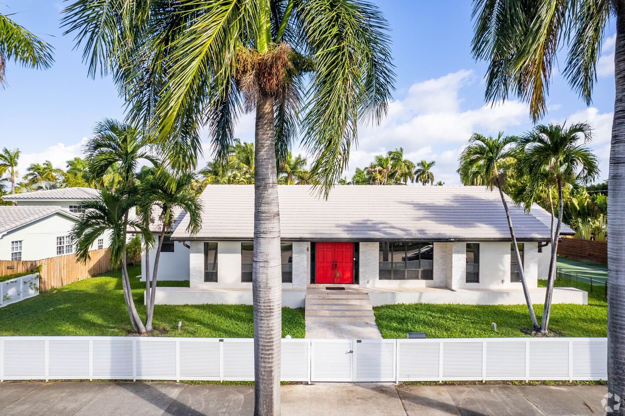 Ranch-style home with a fenced-in front yard in the Hollywood Lakes neighborhood.