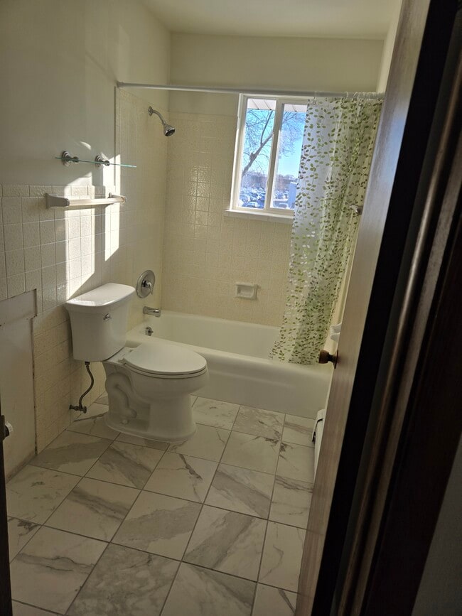 2370 S 107th St unit . 6, West Allis, WI 53227 - photo 3