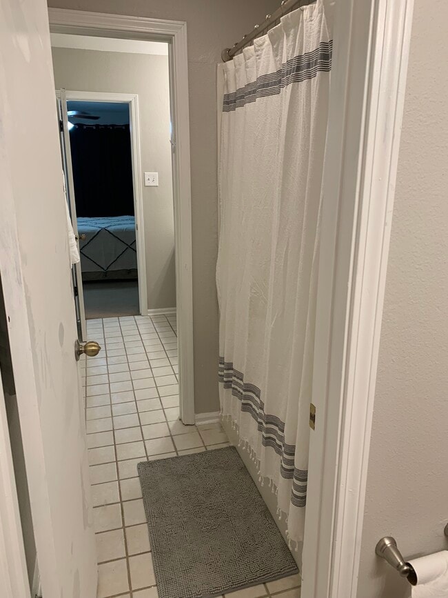 Upstairs bath (2 separate sinks and toilets)