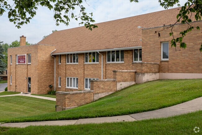 Downers Grove Adventist School has a student to teacher ratio of 11 to 1.