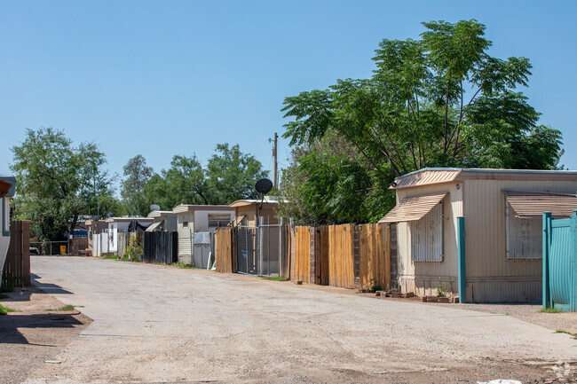 There are numerous manufactured home parks in Los Ranchitos.