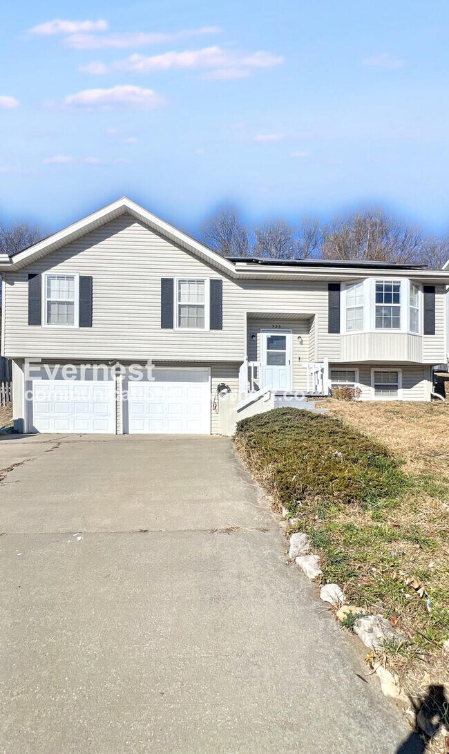 325 Fawn Valley St, Lansing, KS 66043