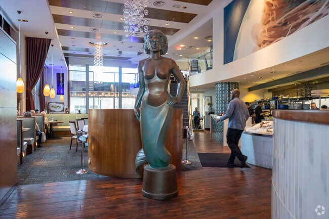 Residents of Reston Town Center enjoy close proximity to many dining options.