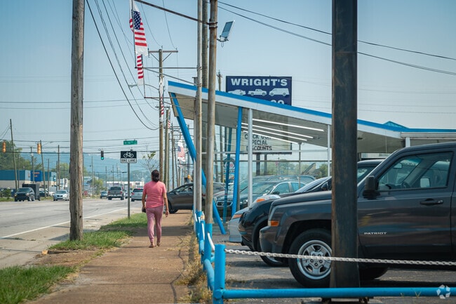 Find many locals walking about the residential and commercial areas of Clifton Hills.